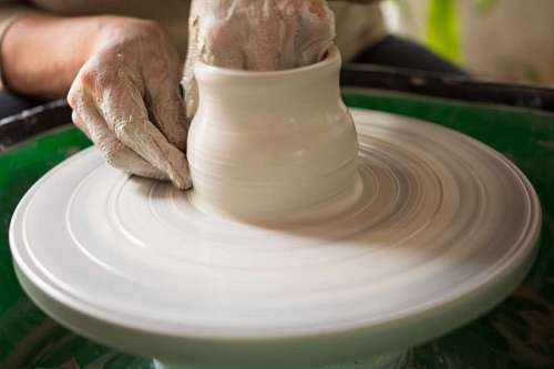 Mujer haciendo ceramica con torno
