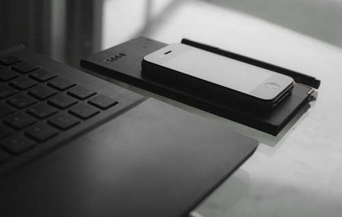 Escritorio con notebook, agenda y teléfono inteligente