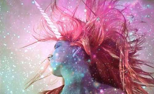 mitologia Mujer con cuerno de unicornio 