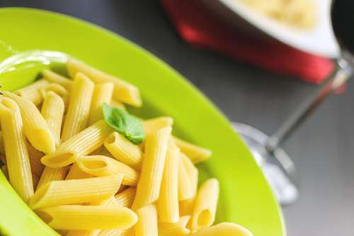 Fideos Tirabuzon en fondo negro