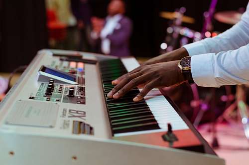 Hombre Tocando el Piano