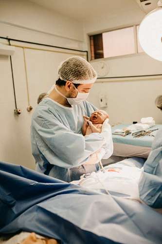 cuidado de la salud cirujano sosteniendo a un recién nacido