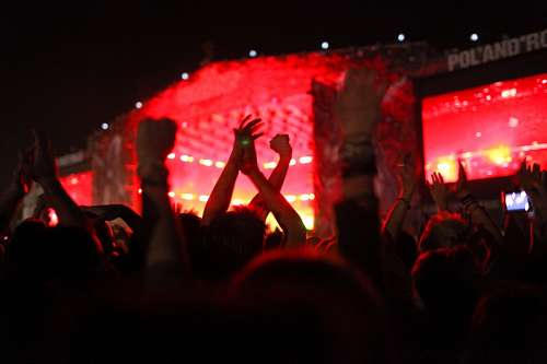 levantamiento Gente Festejando en Concierto