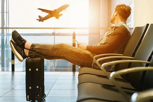 Hombre esperando su vuelo en el aeropuerto