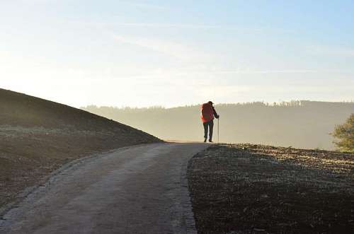 Un hombre haciendo trekking en la montaña