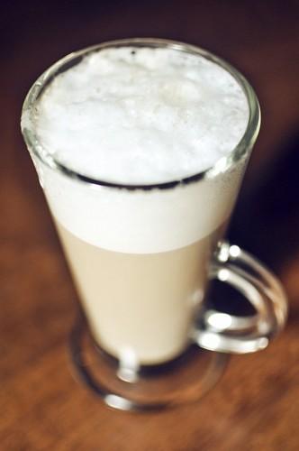 Cafe con Leche Late sobre fondo de madera
