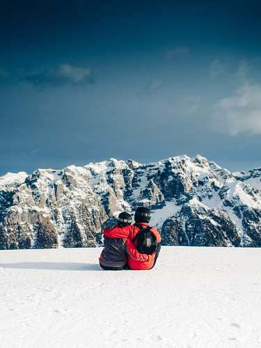 montanas nevadas Amantes en la nieve
