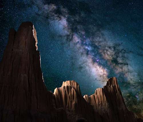 mochila Via lactea entre montañas rocosas
