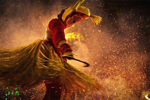 senora Hombre disfrazado bailando durante un ritual en la india