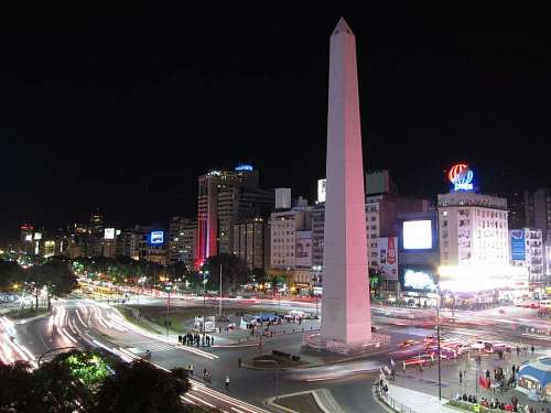 autopista Obelisco y Avenida 9 de Julio en Buenos Aires, Argentina por la noche