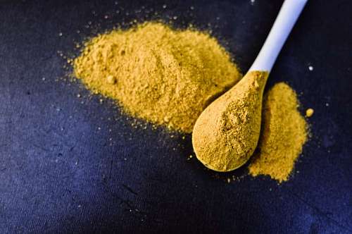 Montón de polvo de curcuma aislado sobre fondo negro