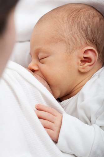 primer hijo Pequeño bebé amamantando 