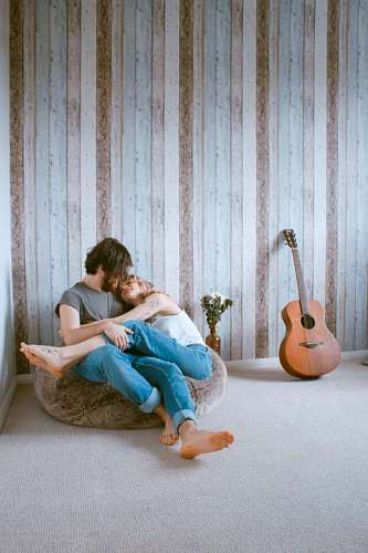 apartamento Pareja de enamorados en el living abrazados 