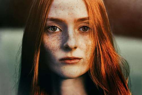 Retrato de una mujer pelirroja mirando a la camara