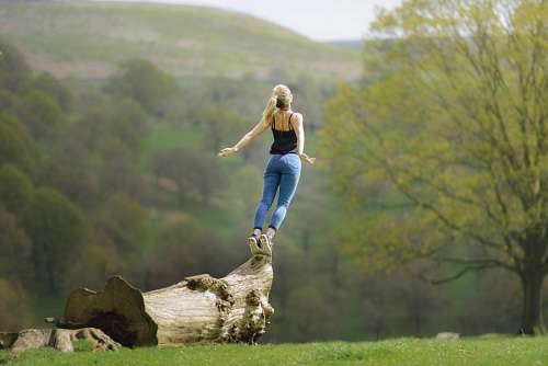 amor sentimiento Mujer haciendo equilibrio sobre un tronco 