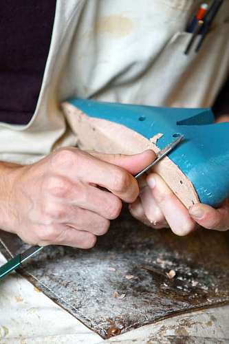 recortable zapatero recortando la suela con un molde de zapato