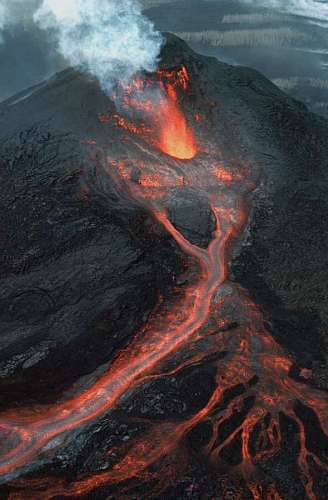 volcan o vista aérea de un volcan expulsando lava
