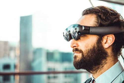 video hombre de negocios utilizando lentes futuristas