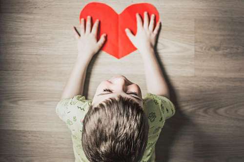 morena Niño agarrando corazón de papel