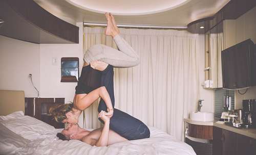 amor sentimiento Pretendientes haciendo acrobacias en la cama 