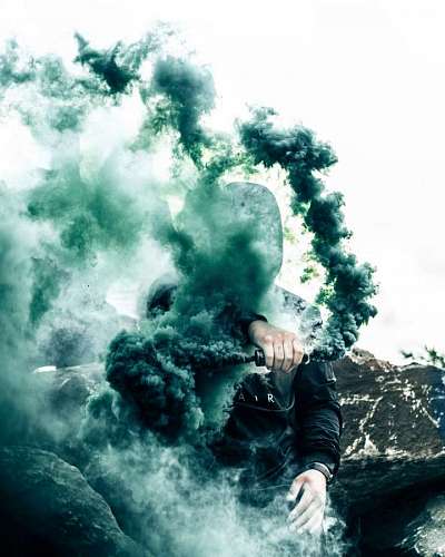 cubierto Hombre con bomba de humo verde