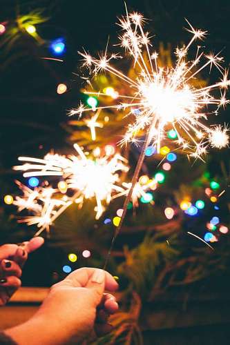 Bengalas encendidas en la noche para celebrar