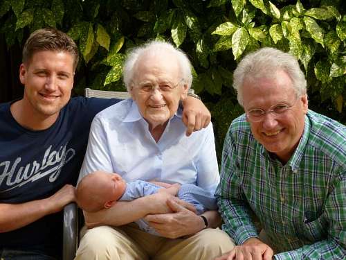 tiempo Cuatro generaciones de familia, bisabuelo, abuelo, padre, hijo