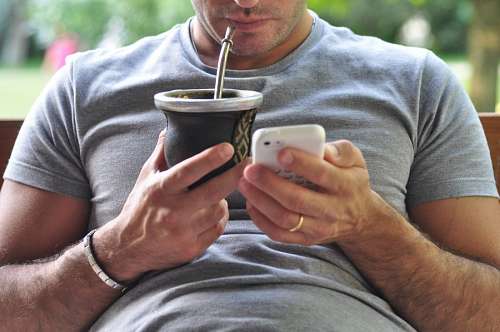dispositivo movil Hombre con Iphone