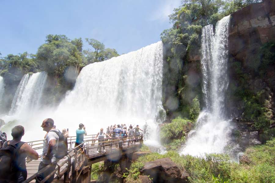     Imagen Personas visitando las Cataratas del Iguazu Argentina