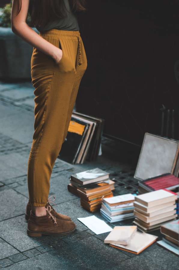 persona, niña, gente, joven, adulto, hembra, hermosa, mujer, atractivo, contento, bonita, urbano, negocio, educación, libro, libros, literatura