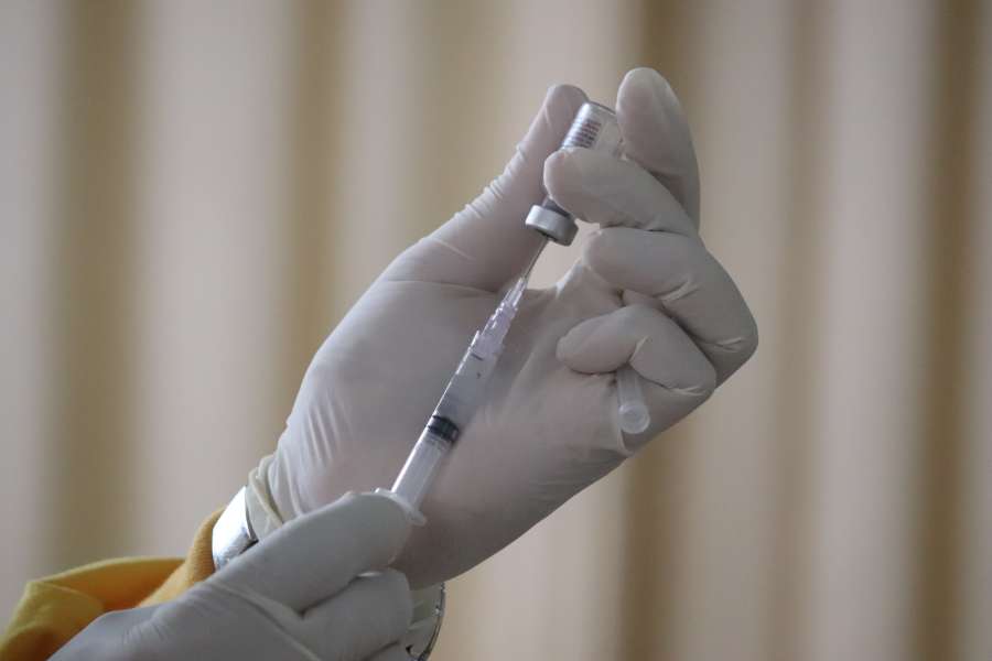 inyección, medicina, doctor, virus, jeringa, médico, salud, vacuna, coronavirus, vacunación, hospital, tratamiento, cuidado, aguja, droga, covid-19, corona, gripe, clínica, protección, enfermedad, inmunización, prevención, medicación, enfermera, enfermedad, pandemia, máscara, paciente, epidemia, infección, mano, cuidado de la salud, disparo, covid, dosis, ciencia, terapia, cura, equipo, vector, mujer, inmune, aislado, fondo, hombre, gente, adulto, persona, COVID-19