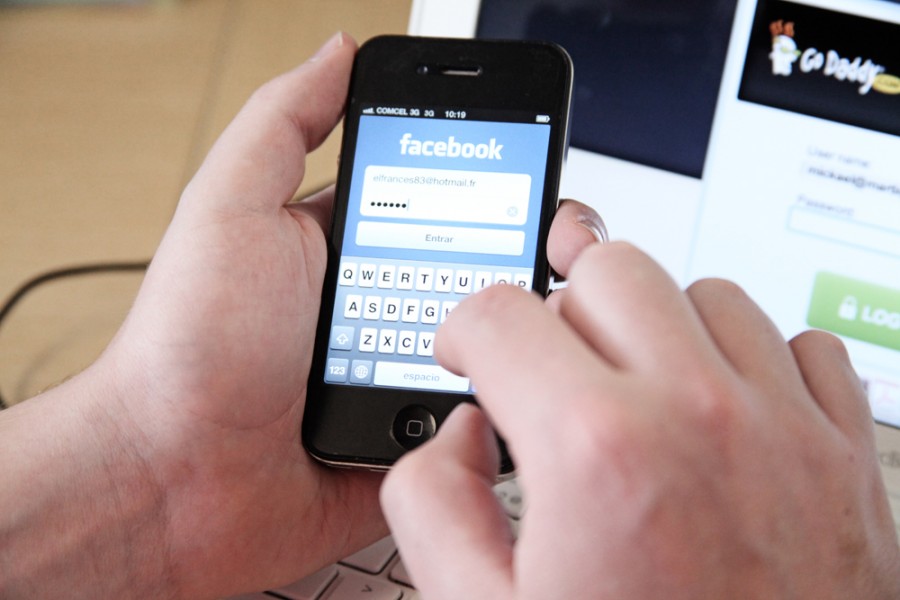 iphone, celular, telefono, facebook, tecnologia, teclado, manos, hombre, comunicacion, red social, password, clave, contraseña, 