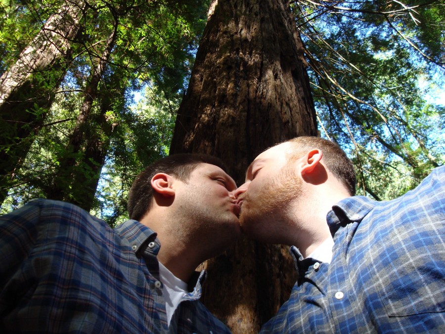 beso, besandose, hombres, jóvenes, dos hombres, arbol, verde,  dos personas, hombres, hombres, pareja, homosexualidad, gay, sexo, sexualidad, mismo sexo, amor, igualdad de género, paseo, corriendo, juntos, enamorados, novios, Fotos de hombres gay , imagenes gratis, fotos gratis, imagenes de gay gratis, imagenes de hombres gay