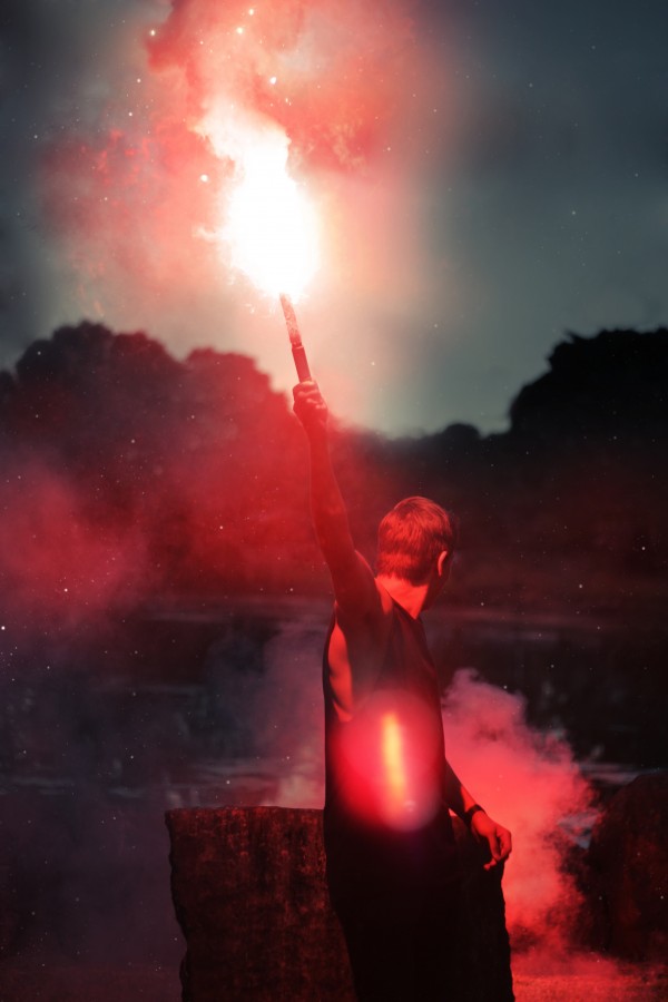 playa, antorcha, fuego, malabares, verano, noche, nocturno, bengala, hombre, señal, rescate, rojo, explosion, una persona, peligro, 