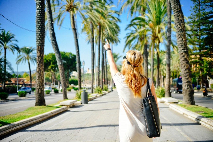 Chica, camino, calle, verano, rubio, ciudad, colorido, hierba, bolso de manos, palmera, gente, una persona, punto, España, el sol, turismo, turista, ciudad, vacaciones, viajar, viaje, mujer, joven, rubia, verano, señalar, indicar, 
