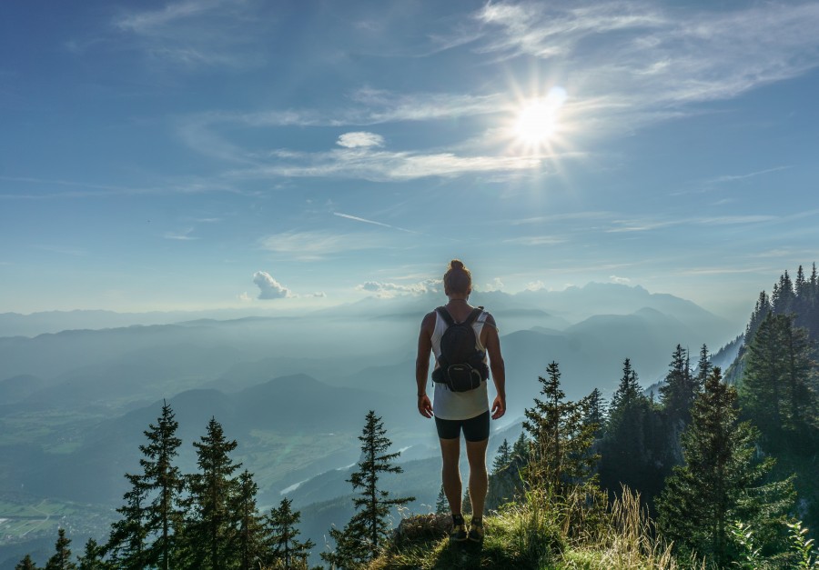 mujer, viaje, vacaciones, una persona, gente, montaña, explorar, exploracion, trekking, dia, verano, naturaleza, paisaje, horizonte, joven, 20 años, 