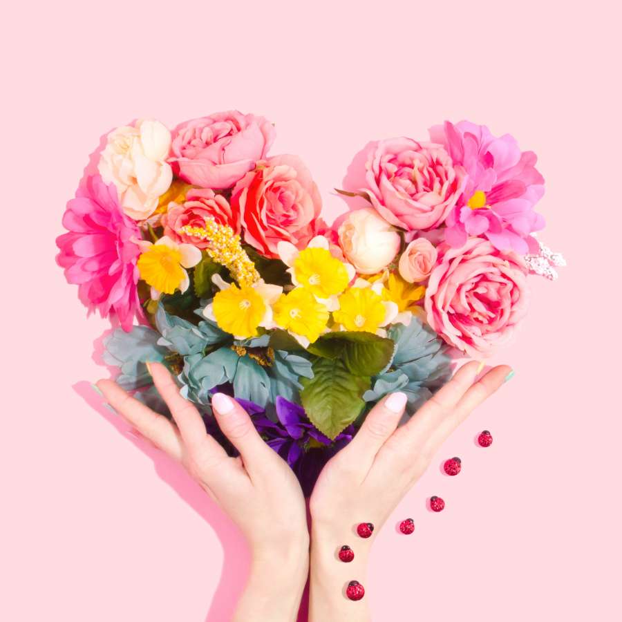 Manos, Flatlay, Flores, Corazón, Estudio, Dedos, Decoración, Flores, Mariquita, Mariquita, Femenino, Color de rosa, Uñas, fondos de pantalla 4k