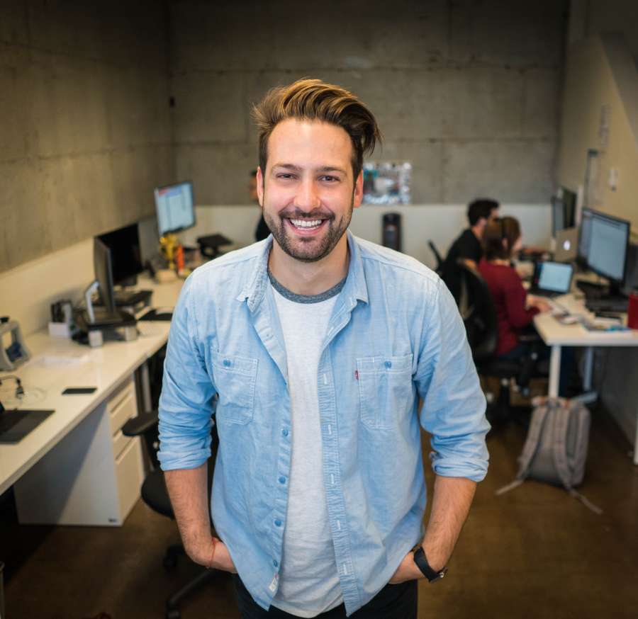 hombre, masculino, trabajador, personas, persona, ocupación, trabajo, profesional, trabajo, oficina, en el interior, trabajando, hembra, pc, oficiner, oficinista, computación, mecanografía, typer, escritura, pensamiento, sonrisa, sonriente, feliz