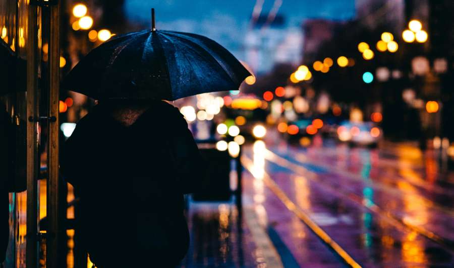 ciudad, oscuridad, paraguas, mujer, urbano, lluvia, gente, calle, mojado, noche, clima, movimiento, oscuro, noche, borroso, lluvioso, persona, camino, caminar, fondo, abstracto, paisaje urbano, otoño, vida, viajar, borroso, silueta, multitud, niña, frío, al aire libre, ligero, movimiento, temporada, rascacielos, invierno, escena, arquitectura, difuminar, ver, pueblo, horizonte, concepto, peatonal, agua, estilo de vida, moderno, iluminado, soltar, vistoso