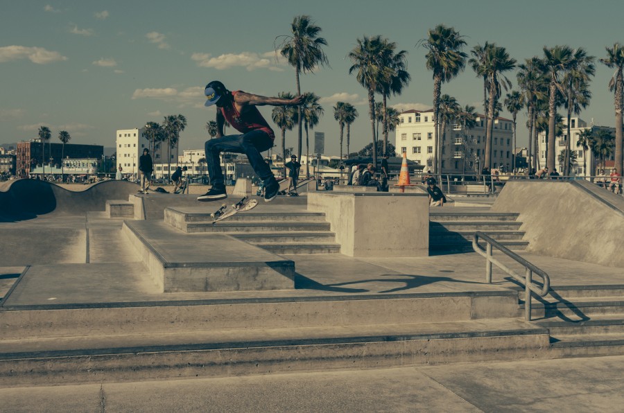 una persona, gente, hombre, skate, skater, salto, saltar, saltando, escalera, joven, urbano, deportes, equilibrio, 