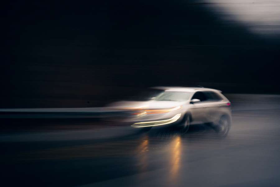 
coche, la carretera, calle, movimiento, acera, ciudad, asfalto, abstracto, carros, barrer, borroso, efecto, ligero, autopista, fuera de foco, viajar, difuminar, transporte, velocidad, tráfico, color, rueda, transporte, al aire libre, barrido, desenfocado, urbano, camino, vehículo, línea, líneas, letreros, brillar, cámara, pintura ligera, oscuridad, noche, rayas, movimiento, pintura ligera, oscuro, rojo, luces traseras, crepitar, señales de tráfico, colores, pavimento, brillantes, faros,