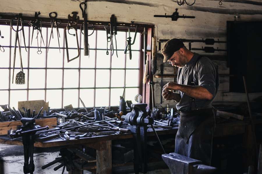 una persona, hombre, taller, interior, trabajo, herramienta, herramientas, adulto, artesano, herrero, prensa, galpon, lugar de trabajo, actividad, 
