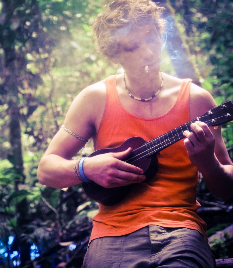 Ed Gregory, musica, Stokpic, Ukalele, bosque, guitarra, selva, hombre, humo, fumar, arbolado,