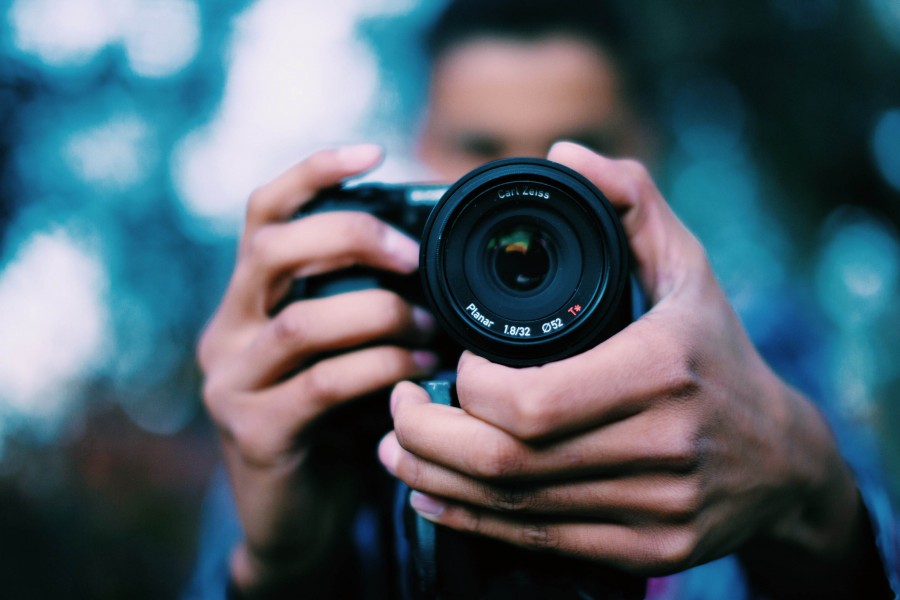 una persona, gente, hombre, blur, fotografo, foto, camara de fotos, lente, tomando, enfoque, enfocar, fotografia, accion, tomando una foto