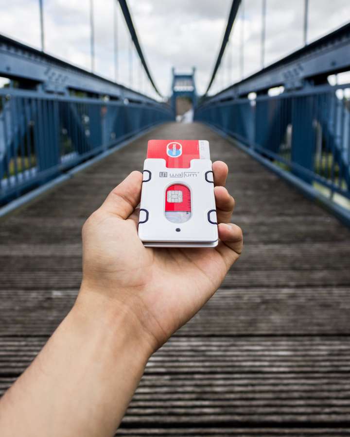 tarjeta de credito, credito, tarjeta, personas, pagar, recibir, dar, dinero, primer plano, tarjeta, cliente, tarjeta de crédito, venta, cajero automatico, mano, comprar, tienda, minorista, pago, consumismo, electrónico, pago, tenencia, vendedor, computadora, hombre, puente, mano, billetera, al aire libre, parque, concepto, finanzas, vacaciones, 
