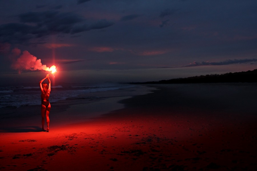 playa, antorcha, fuego, malabares, verano, noche, nocturno, vengala, mujer, una persona, rescate, señal, peligro, 