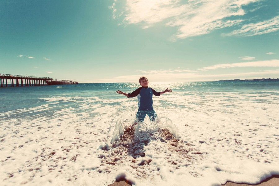 una persona, gente, niño, jugando, jugar, playa, costa, saltar, salto, alegria, niñez, vacaciones, 5 años, salpicar