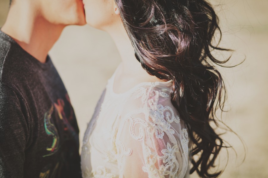 gente, pareja, amor, joven, beso, besar, besandose, besando, dia, aire libre, exterior, latino, 20 años, hombre, mujer, dos personas, 