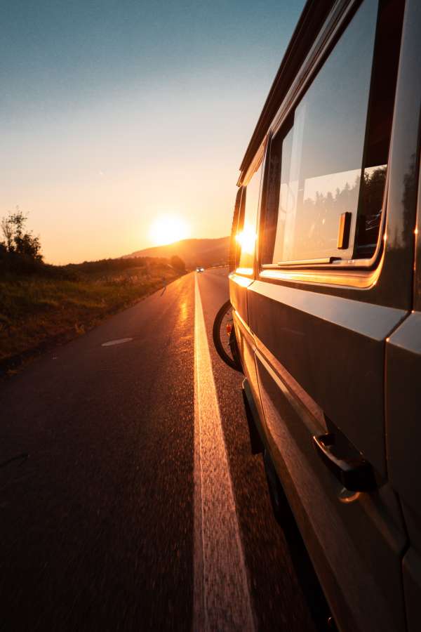 puesta de sol, coche, la carretera, viajar, ruta, naturaleza, paisaje, verano, recogida, transporte, cielo, autopista, al aire libre, transporte, camión, asfalto, fondo, montaña, viaje, país, rural, vehículo, bosque, sol, conducir, tráfico, ver, línea, velocidad, automóvil, verde, hermosa, movimiento, camino, escénico, auto, escena, calle, viaje, horizonte, perspectiva, azul, árbol, luz de sol, antiguo, libertad, paisaje, gente, al aire libre, ligero