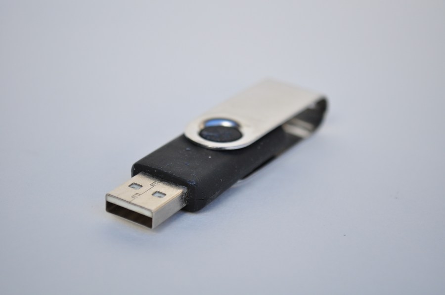 Fondo Blanco,Foto de Estudio,Cut Out,Un objeto, Pendrive, USB, Dispositivo, Tecnologia, Alacenamiento Externo,